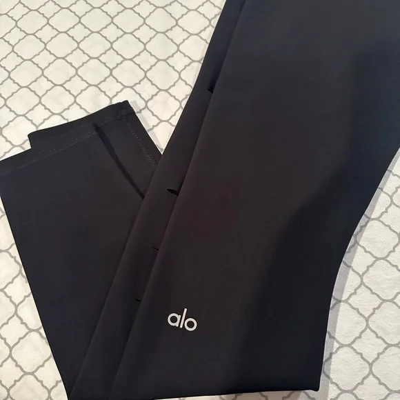 Alo- High-Waist Ripped Warrior Legging - Picture 3 of 6